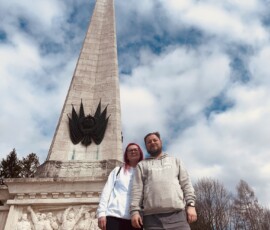 Pamätník na cestách s dvoma ľuďmi, výlet, turistika, história, Slovensko.