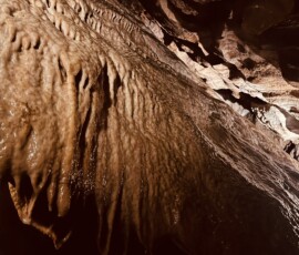 Jaskynné stalaktity a stalagmity v Šuhajovci jaskyni na Slovensku.