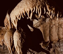 Jaskynné jaskyne s stalaktitmi a stalagmitmi v podzemí.