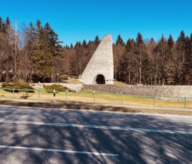 Šuhajovci na cestách - historická kamenná veža v prírode.