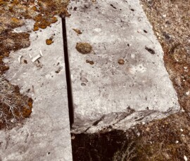Skalná cesta v prírode s lanom na horolezectvo alebo turistiku.