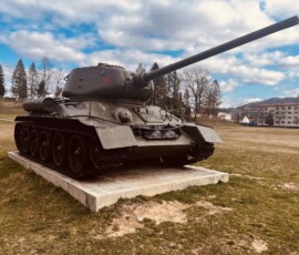 Tank na exteriéri v parku, historická vojenská technika na výstave.