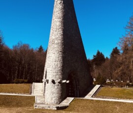 Výletná veža Šuhajovci na cestách v prírode, historická pamiatka, turistická atrakcia.