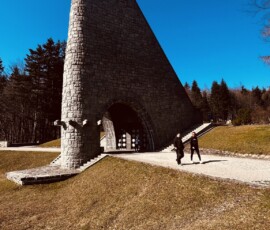 Impozantný kamenný oblúk na ceste v prírodnom prostredí, ideálny pre turistov a milovníkov hi.