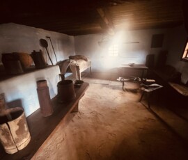 Historické múzeum Šuhajovci na cestách, tradičné exponáty a remeslá v interiéri.