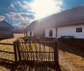 Slovenský ľudový dom s tradičnou strechou a dvorom na ceste.