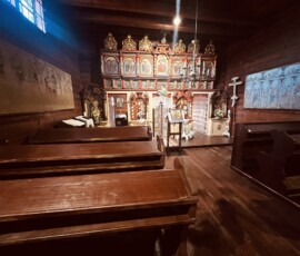 Ikonostas v drevenom kostole, tradičná sakrálna architektúra na Slovensku.