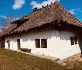 Tradičná slovenská drevenica s thatenou strechou na cestách.