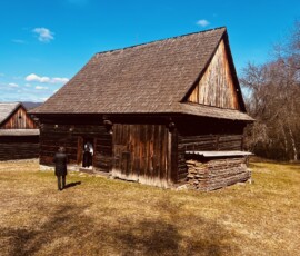 Drevená historická usadlosť na cestách, zachovaná v prírodnom prostredí, ideálna pre milovníkov trad.
