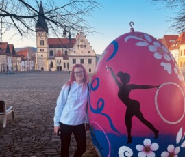 Veľkonočné vajce s tanečnicou a kvetmi na námestí.