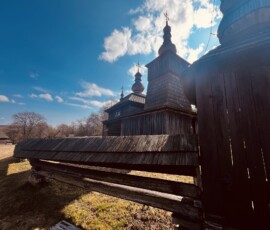 Drevený kostol s tradičnou architektúrou na slovenskom vidieku.