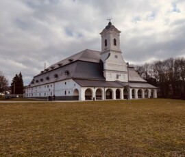 Kostol v Suhájoch na cestách, historická architektúra, turistická atrakcia, Slovensko.