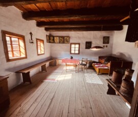 Historická miestnosť s tradičným zariadením a dekoráciami, ukazuje atmosféru a kultúru na Sl.