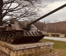 Historická vojenská pamiatka na námestí v Suhájovciach, Slovensko. Tank na námestí v obci Suhájovci, Slovensko.