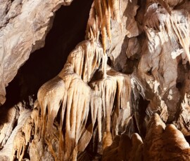 Jaskyňa s stalaktitmi a stalagmitmi v podzemí.