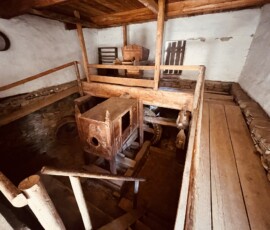 Expozícia historických zariadení v múzeu Šuhajovci, Slovensko.