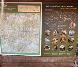 Jaskyňa na turistickej trase v Slovensku, obklopená prírodou a skalami.