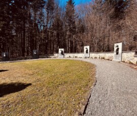 Šuhajovci na cestách - skupina ľudí na prechádzke v prírode, obklopení stromami a prírodou.