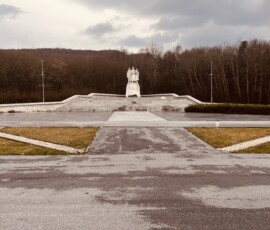 Obrázok zobrazuje pamätník v prírodnom prostredí, ktorý je súčasťou projektu Šuhajovci na cestách, obľúbená turistická destinácia na S. Pamätník v prírode, Šuhajovci na cestách, turistická atrakcia na Slovensku.