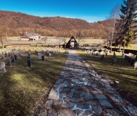 Šuhajovci na cestách - historické miesto s kamennou cestou a cintorínom v krásnej prírode.