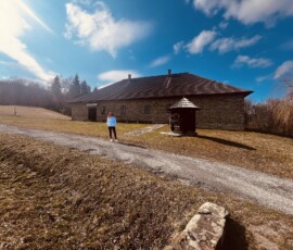 Historická budova na cestách, Šuhajovci, Slovensko, v krásnej prírode s modrou oblohou.