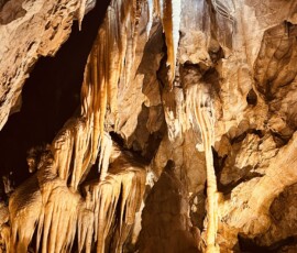 Jaskyňa s stalaktitmi a stalagmitmi v prírodnej jaskyni.