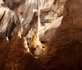 Jaskynné útvary v jaskyni Šuhajovci s stalaktitmi a stalagmitmi.