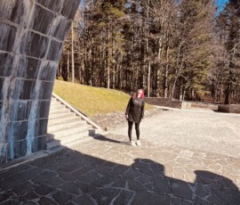 Šuhajovci na cestách pod mostom v prírode, turistika a výlety.
