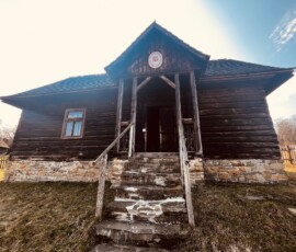 Drevený dom Šuhajovci na cestách, historická architektúra, zachovalá kultúrna pamiatka, ideálne pre.
