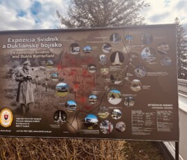 Informačná tabuľa o expozícii Svidník a Duklianskom bojisku, Slovensko.