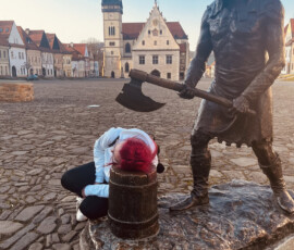 Socha Šuhajovca na námestí v Skalici s historickým pozadím.