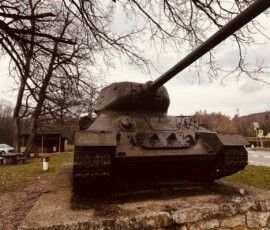 Fotografia tanku na námestí v Šuhajovciach, zachytávajúca historickú vojenskú pamiatku na cestách. Tank na námestí v Šuhajovciach, historická vojenská pamiatka na cestách.