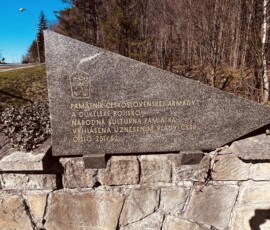 Pamätník československej armády na ceste v prírode.